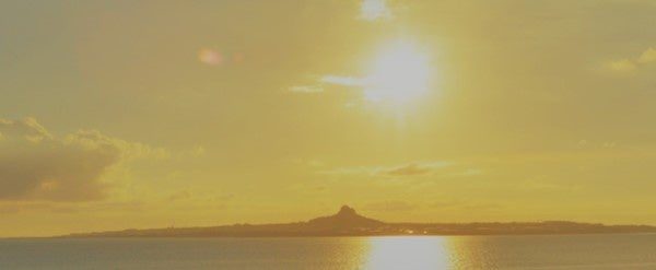 「ホテル オリオン モトブ リゾート＆スパ」2022年5月6日　伊江島タッチューに沈む夕陽を観ながらオリオンビールを楽しむ“DIAMOND DAY BEER GARDEN”を開催