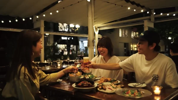 ビストロ料理 ✕ オープンエアーが最高！ビアガーデン気分の飲み放題プランがスタート。神戸旧居留地「Bar & Bistro 64（ロクヨン）」